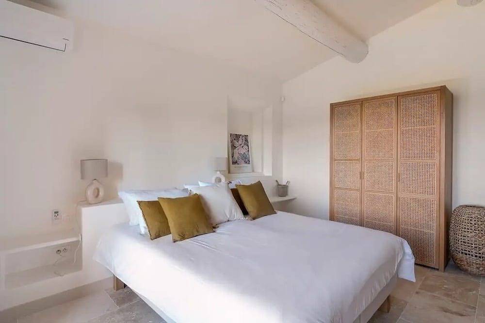 Superb villa in Goult 5mn from Gordes, with infinity pool in Goult, Parc naturel régional du Luberon