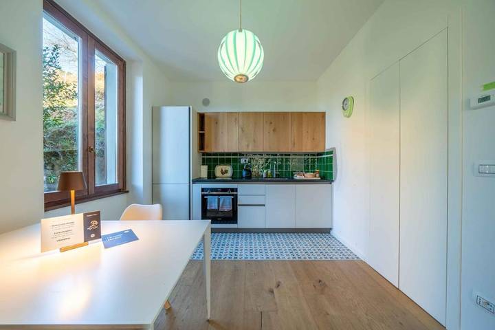 Ferienwohnung für 2 Personen, mit Ausblick und Seeblick sowie Garten in Brezzo di Bedero