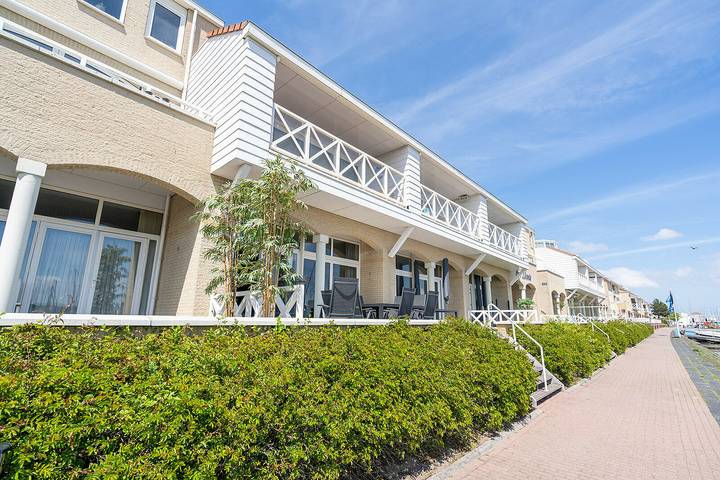 Ferienhaus für 10 Personen, mit Terrasse und Pool sowie Ausblick in Scharendijke