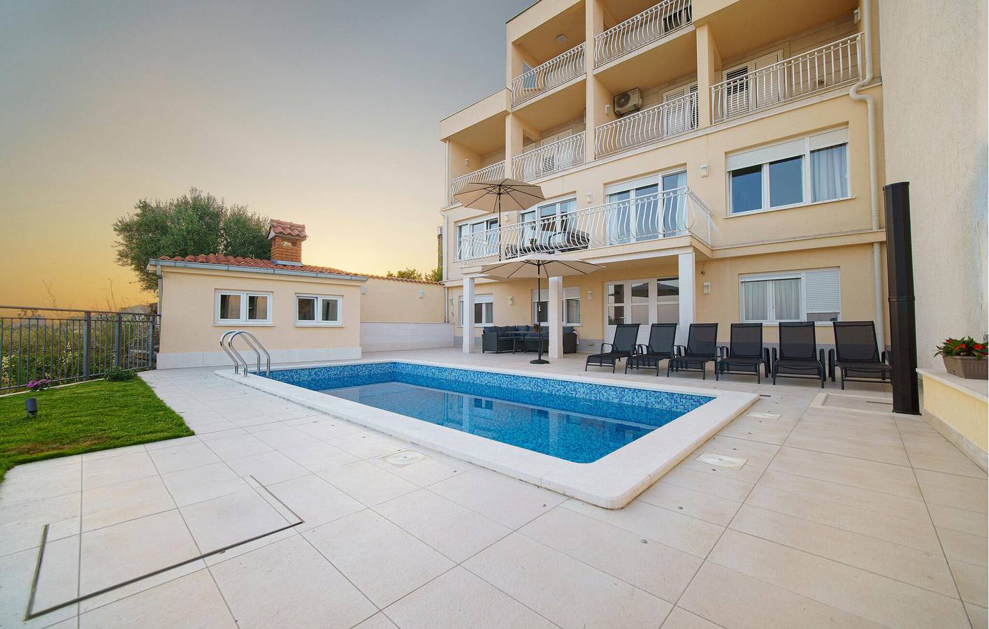 Ganze Ferienwohnung, Charmantes Apartment mit Pool, Terrasse und Strand in der Nähe in Split, Split-Dalmatien