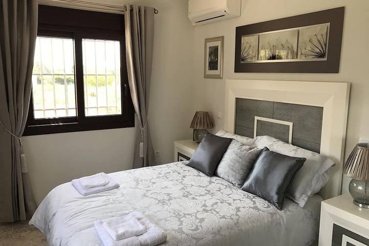 Villa moderne de 5 chambres avec grande piscine privée à la frontière espagnole et portugaise in Urbanizacion Costa Esuri, Ayamonte