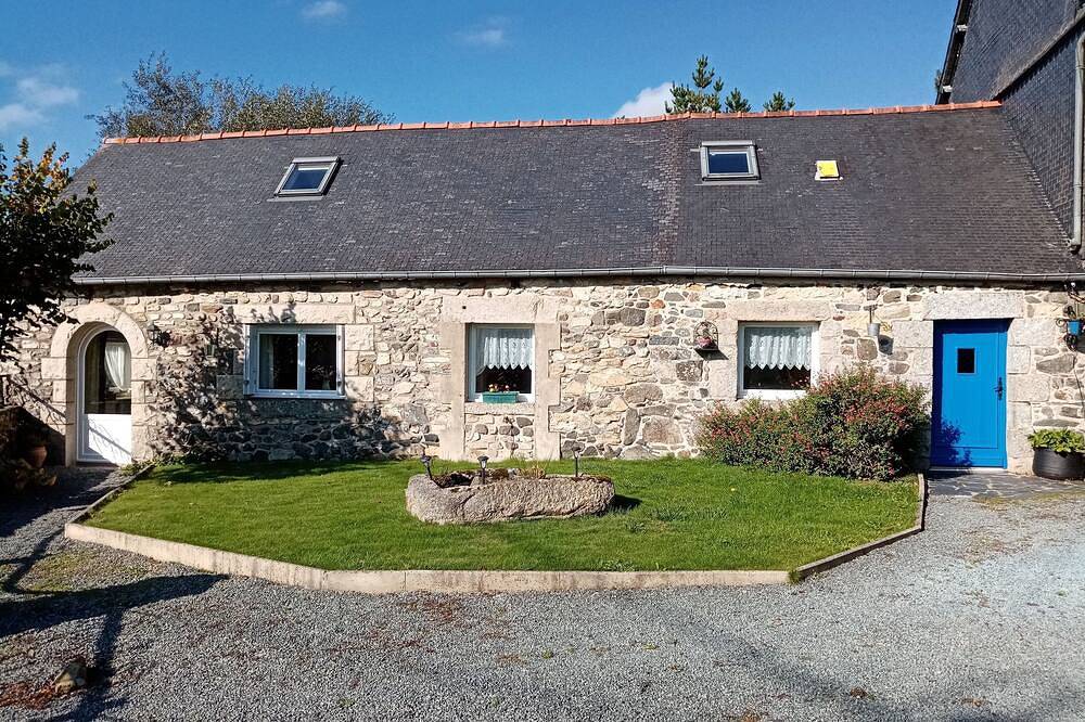 Charming Breton farmhouse. Hiking, beach 30 minutes away. Ideal for families. in Bourbriac, Guingamp Region