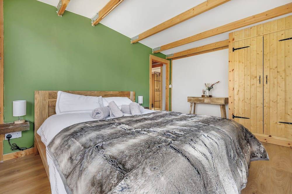 Cabin on 5 Acres with Stables, Firepit & Cinema in Sible Hedingham, Essex