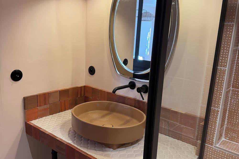Top-of-the-range \"Amber Brown\" B&B room in Chinon town center in Chinon, Loire Valley