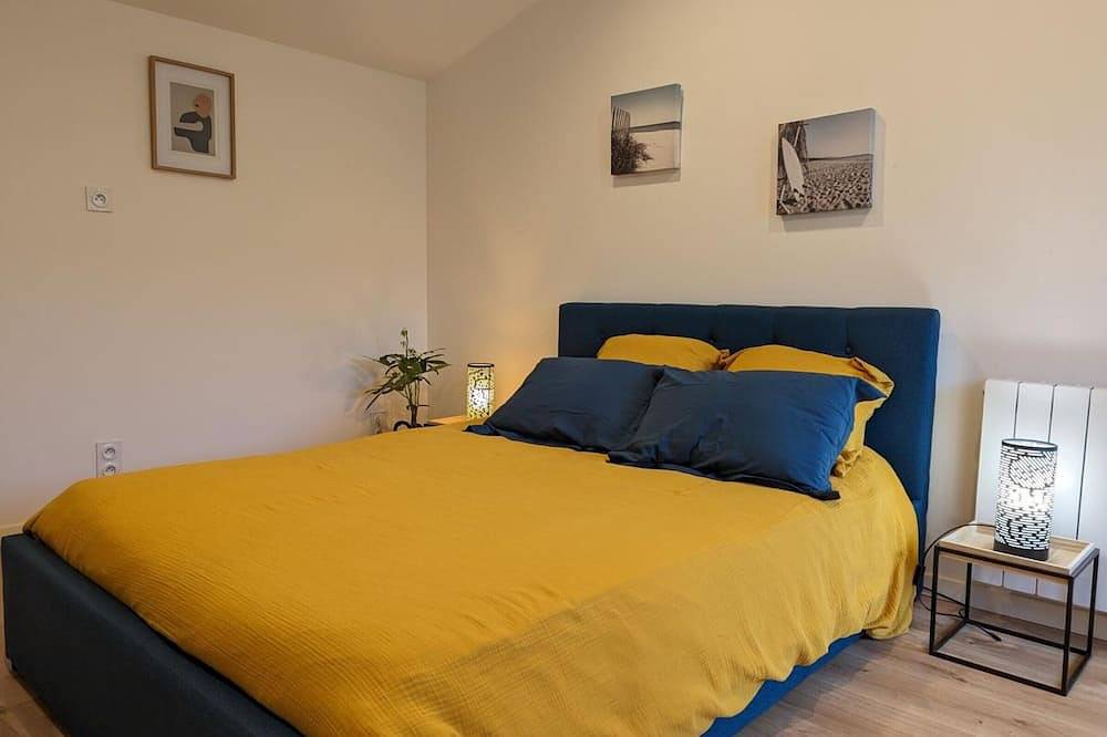 Maison charentaise avec piscine chauffée, jardin privé et proche commerces, idéale pour couples in Aunac, Charente