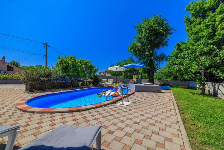 Ferienhaus für 8 Personen, mit Terrasse und Garten sowie Pool