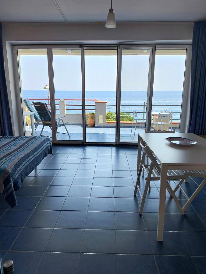 Gîte pour 7 personnes, avec terrasse et vue, animaux acceptés à Alì Terme - 4