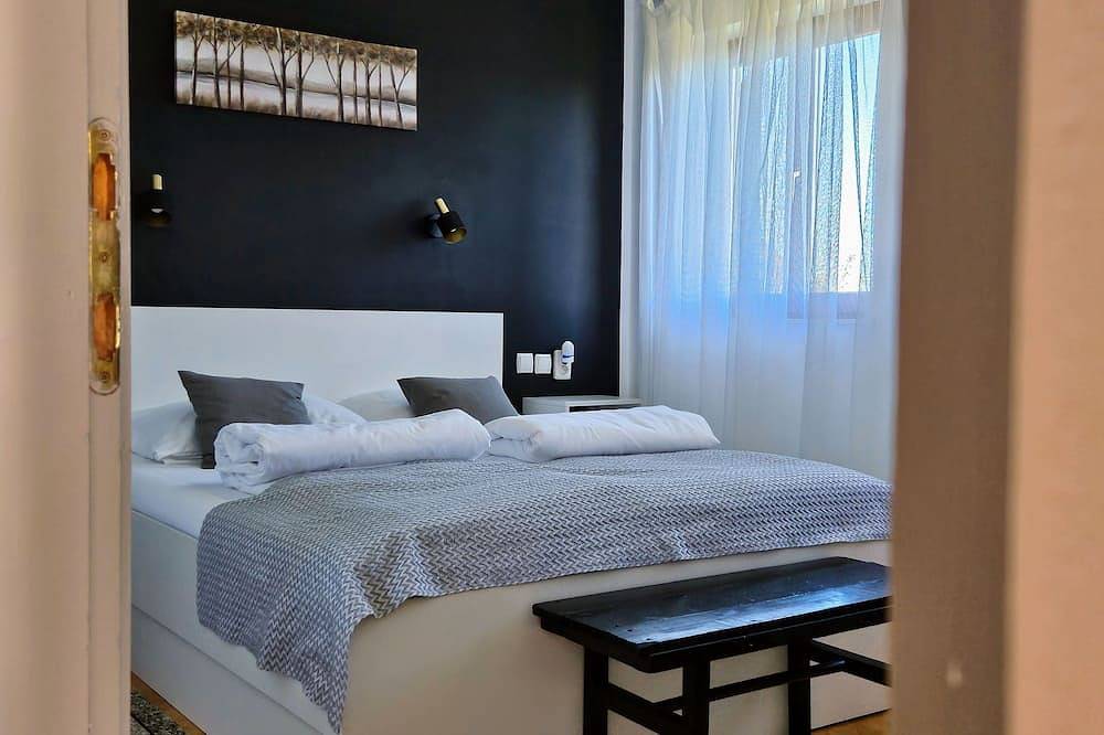 Cozy House Živko with Balcony, 10 min drive to Plitvice lakes! in Smoljanac, Plitvicer Seen