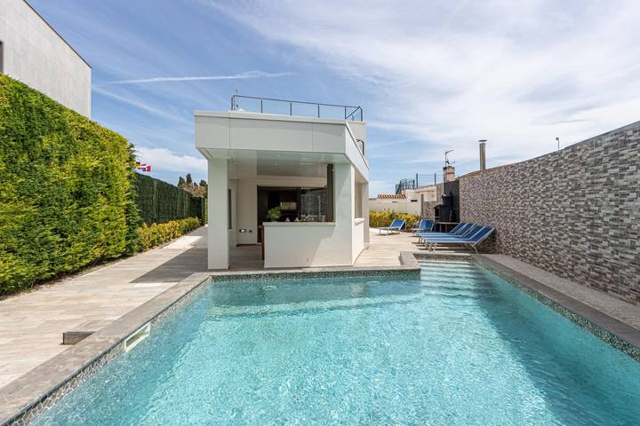 Casa rural para 6 personas, con terraza además de jardín y vistas en Alt Empordà - 2
