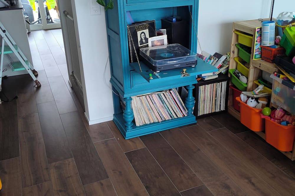 Chambre dans notre maison familiale, à proximité de la gare et des services in Pays des Trois-Lacs