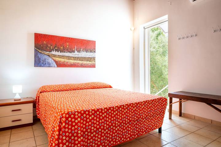Entire studio, Studio Apartment 'Room in Villa Gianfreda' with Shared Pool, Wi-Fi and Air Conditioning in Ceglie Messapica, Salento