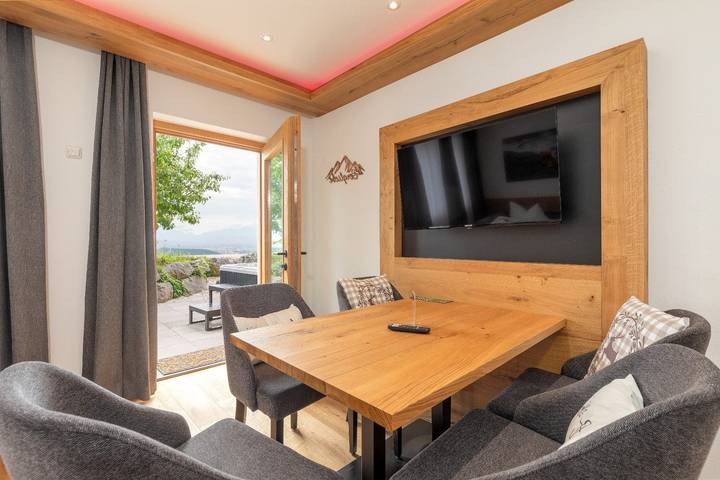 Ferienwohnung für 6 Personen, mit Sauna und Ausblick sowie Terrasse, mit Haustier in Ainring