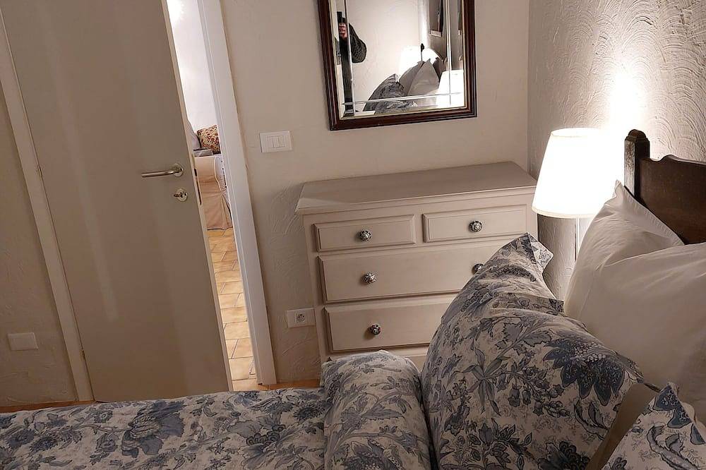 Apartamento entero, In the heart of a medieval French village. One bed apartment. Pet friendly in Cipières, Region de Cannes