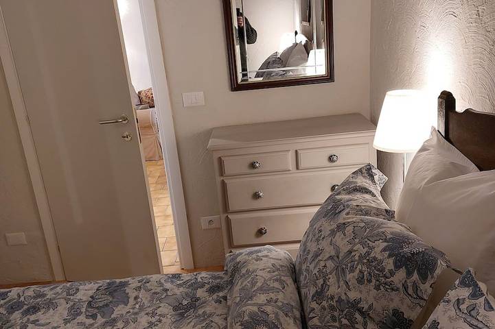 Appartement entier, In the heart of a medieval French village. One bed apartment. Pet friendly in Cipières, Région de Cannes