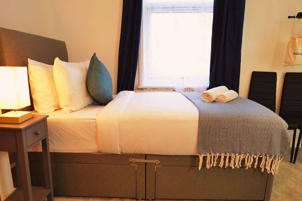 Town Centre House with parking, Wi-Fi in Stafford, Staffordshire