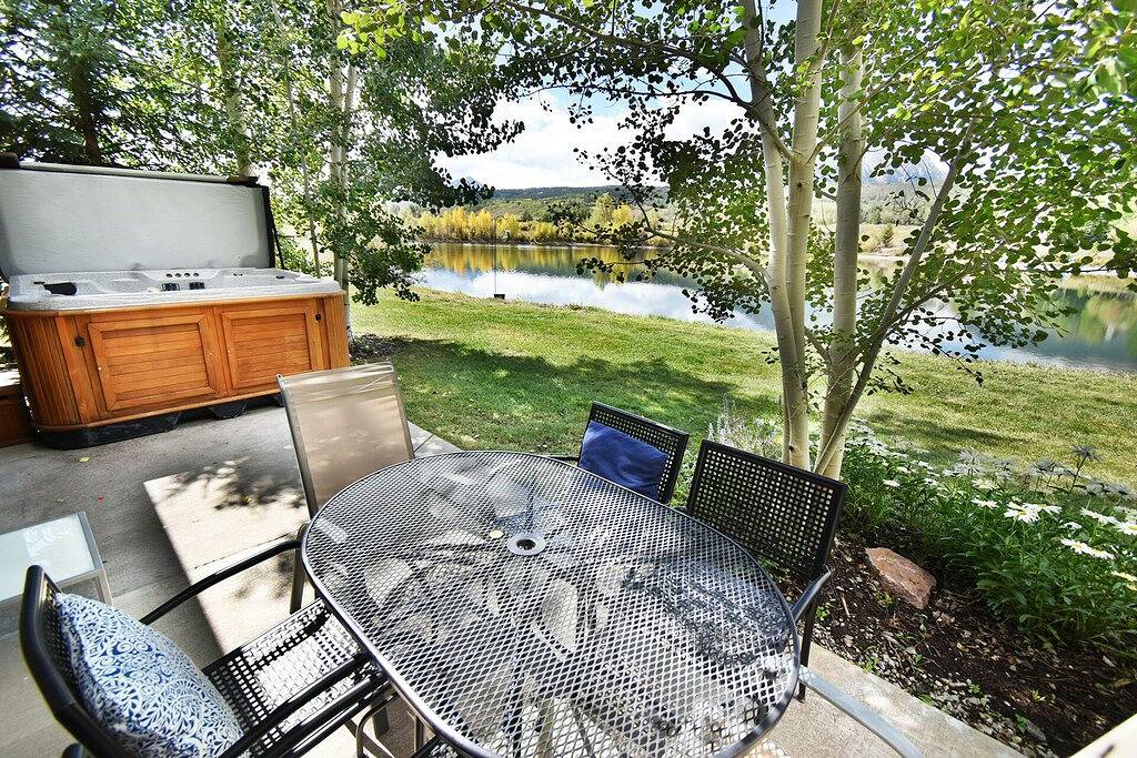 Private Hot Tub! Lakefront-Walk Out to Sup, 3 Suites. Easy Drive to Town in Silverthorne, Arapaho and Roosevelt National Forests