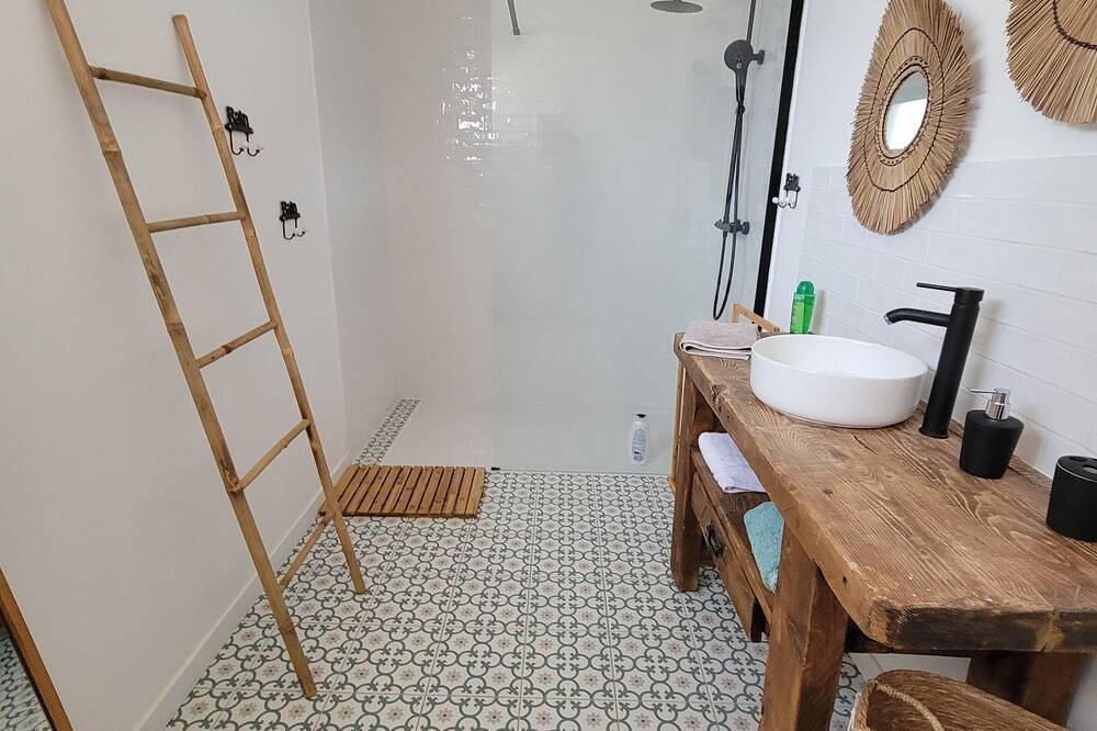 Provencal escape at the foot of the Ventoux: luxury bedding, magical sunsets in Crillon-le-Brave, Parc naturel régional du Mont-Ventoux