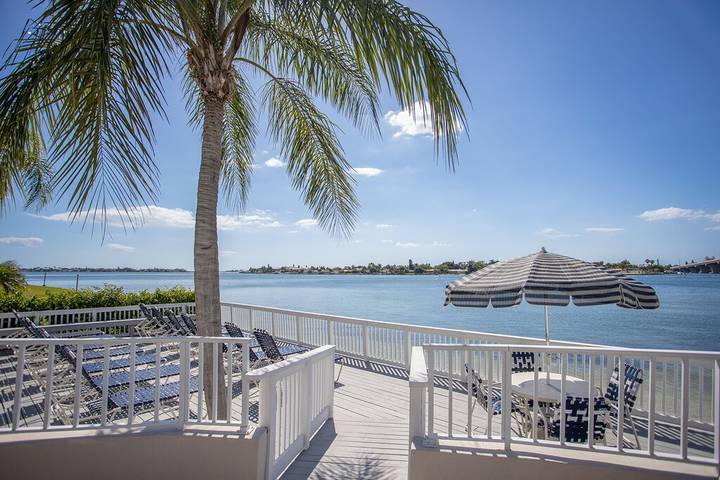 Vacation rental for 4 people, with hot tub and pool as well as balcony in St. Petersburg (FL)