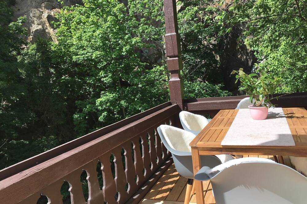 Ganze Wohnung, Family apartment with a large balcony overlooking the garden in Loschwitz, Dresden