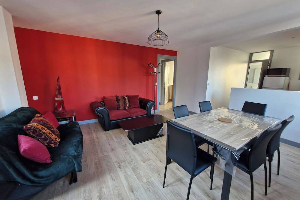 Entire apartment, Apparently modern with city center view in La Bourboule, Volcans d'Auvergne Regional Nature Park