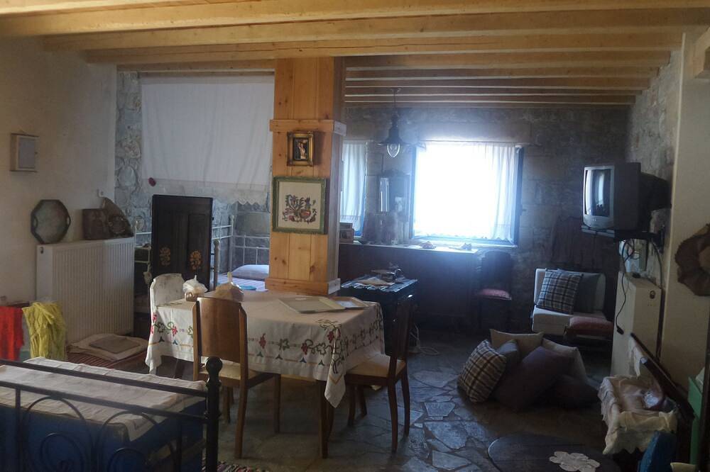 Ganze Wohnung, Spitiko Marias, eine Wohnung / ein Studio in einem traditionellen lokalen Turm in Kardamyli, Messenien