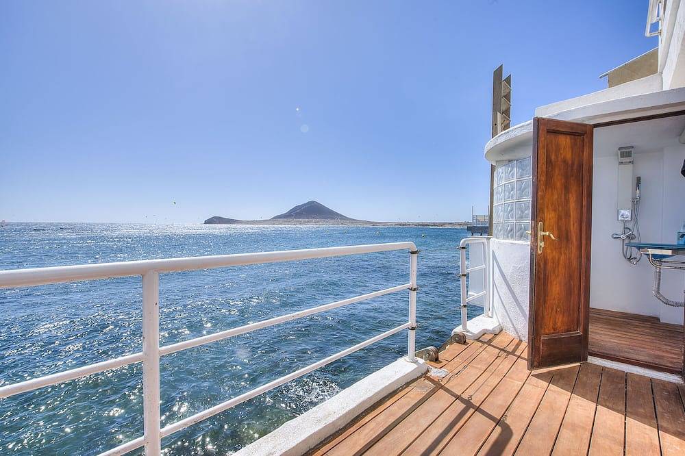House Over The Sea ( touching the water) Very Central El Medano, Bbq terrace, in Playa el Médano, Granadilla de Abona