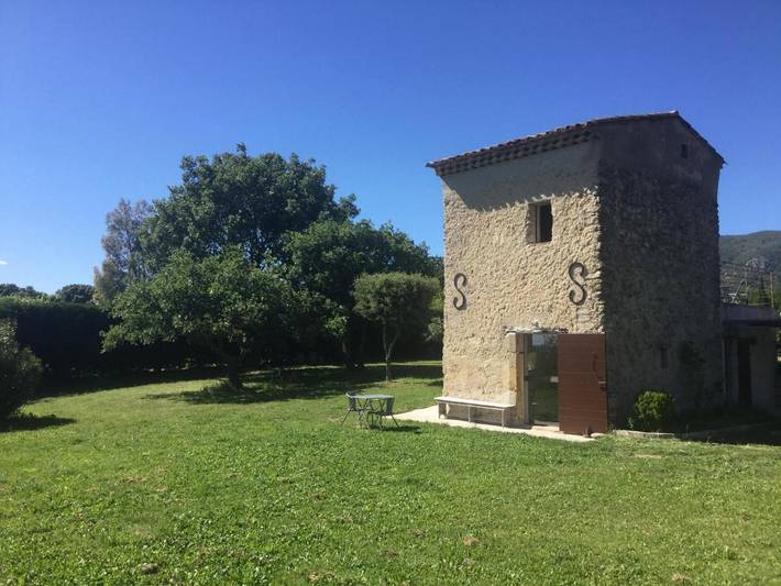 Location de vacances pour 2 personnes, avec piscine ainsi que vue et balcon à Vaugines