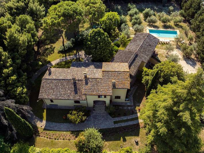 Villa per 12 persone, con Balcone e Terrazza nonché Giardino e Piscina a Foligno