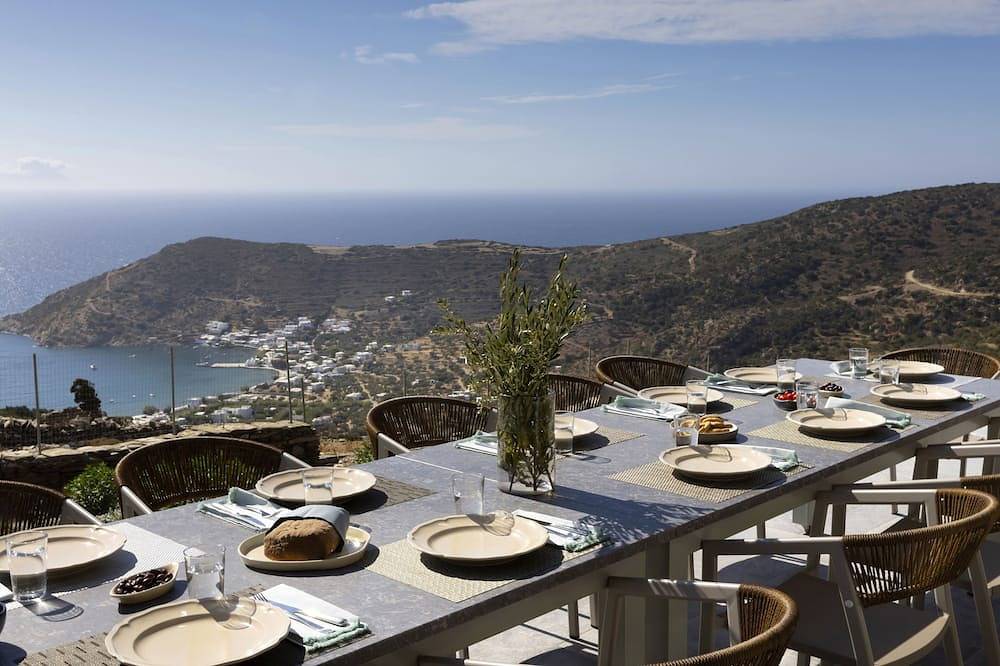 Brand new 7 bedroom Villa 10min from Vathy beach in Vathi Beach, Sifnos