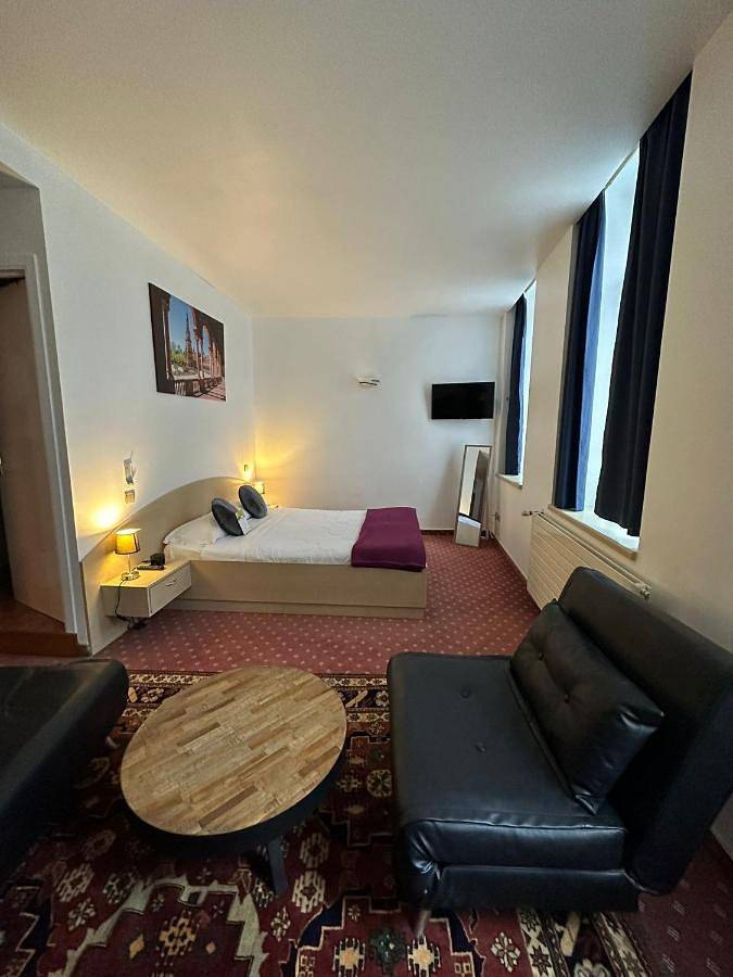 Hôtel pour 2 personnes, avec terrasse, animaux acceptés à Givet (homonymie) - 2