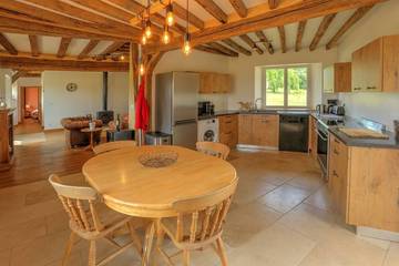 Gîte pour 4 personnes, avec jardin ainsi que terrasse et jacuzzi à Saint-Fargeau