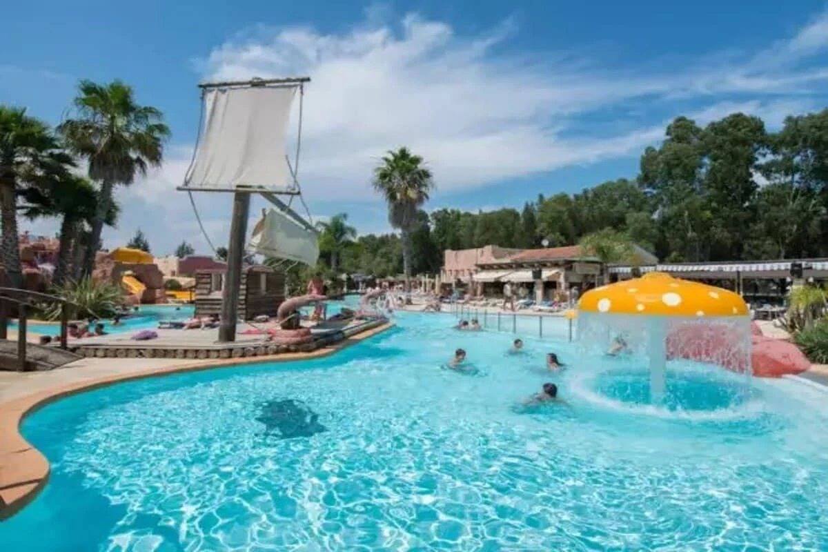 Zecamping 4 étoiles 500m plage parc aquatique locatif Tv clim 22m2 in Hyeres, Parc national Port-Cros