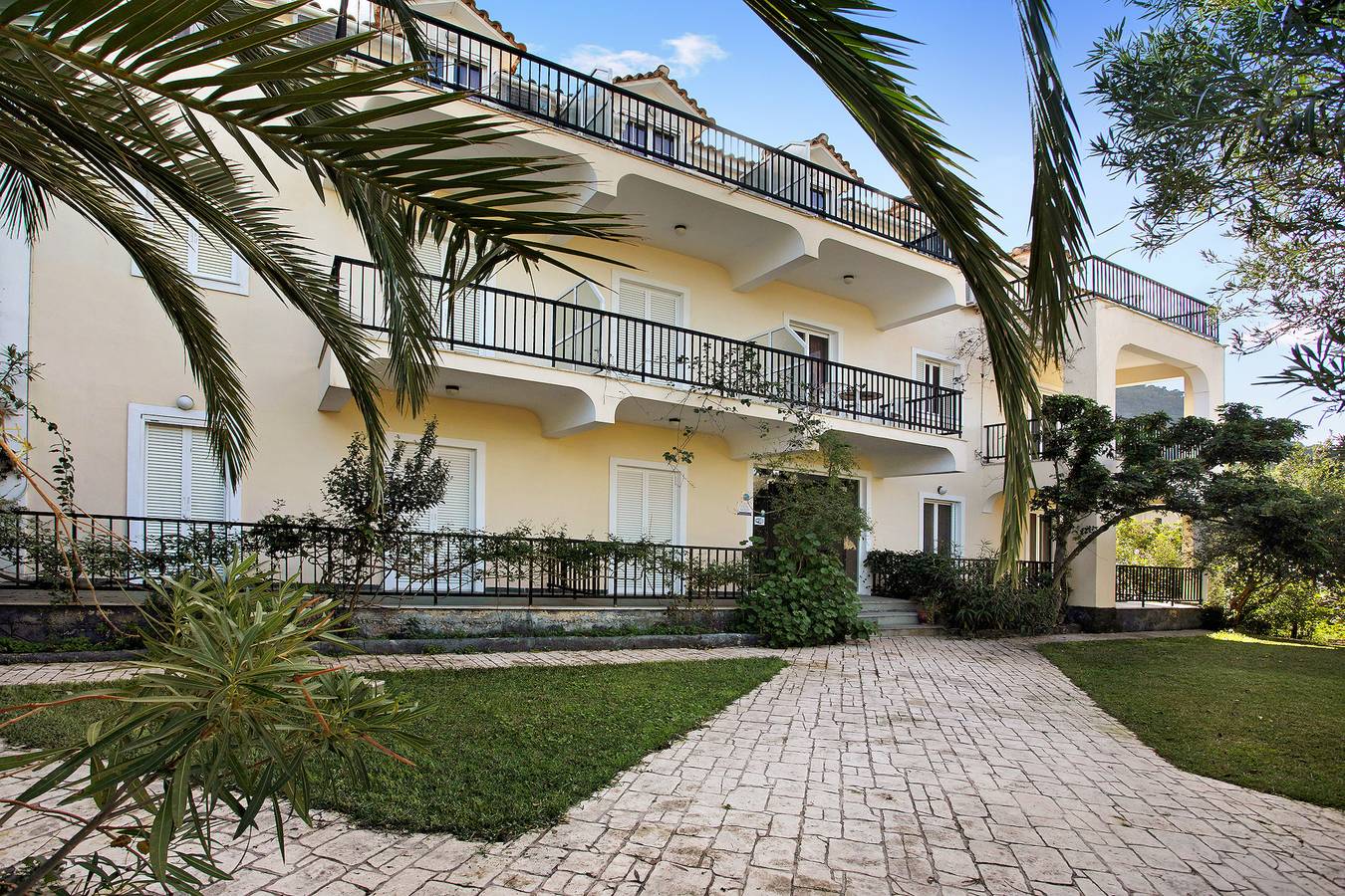 Entire studio, Studio "Dolphin Studio 7" with Private Balcony, Shared Garden & Wi-Fi in Keri, Laganas