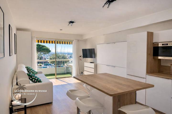 Gîte pour 4 personnes, avec Balcon ainsi que Terrasse et Vue dans Port Des Salettes Carqueiranne