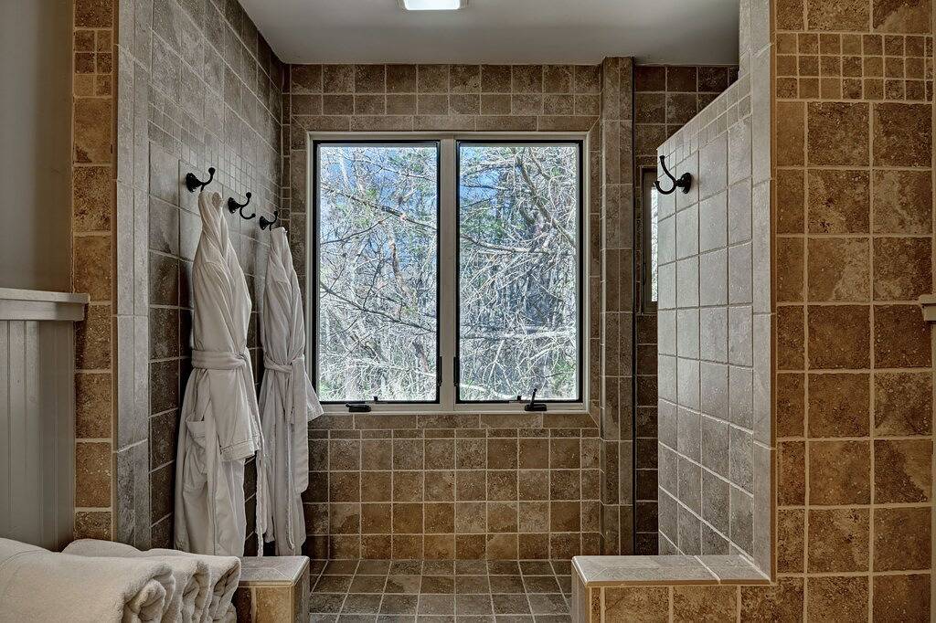 Heinrich - Mill Creek Cottage: Walk to Downtown | Creekside Retreat w/ Hot Tub in Highlands (NC), Macon County