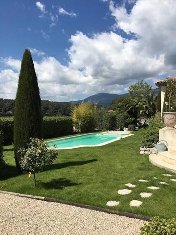 Gîte pour 3 personnes, avec terrasse ainsi que piscine et jardin dans les Alpes maritimes