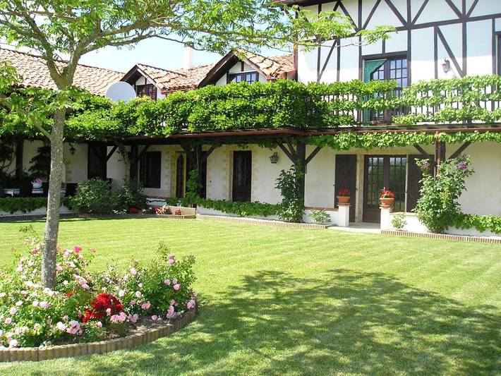 Gîte pour 10 personnes, avec Balcon/Terrasse et Terrasse ainsi que Jardin et Piscine