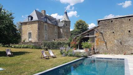 Maison de campagne pour 2 personnes, avec jardin ainsi que vue et piscine à Saint-Pierre-des-Nids