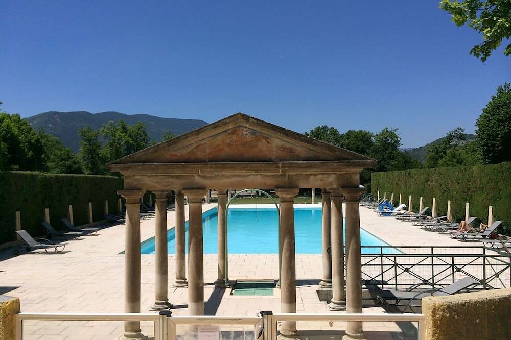 Entire apartment, Apartment in Rhone Alpes near Ski Slopes in Montbrun-les-Bains, Nyons region