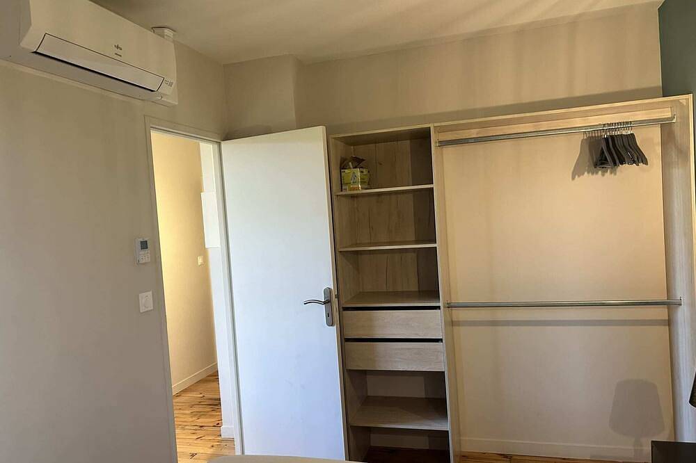 Entire apartment, 2-person air-conditioned 1-bedroom apartment near Aïga Resort Puy Chopine 101 in Châtel-Guyon, Volcans d'Auvergne Regional Nature Park