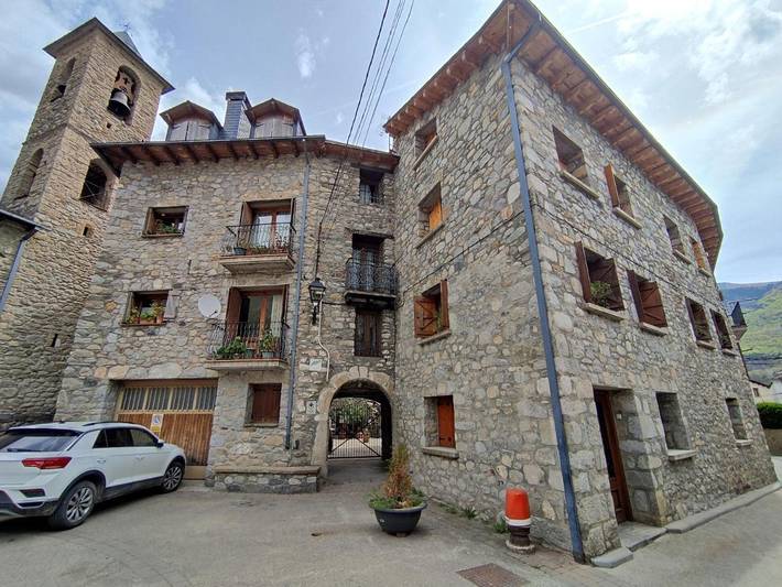 Apartamento para 6 personas, con Balcón además de Piscina y Vistas en Sahún