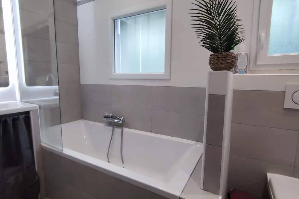 Entire apartment, Joli Haut de Villa Avec Grand Jardin, Entre mer et Montagne Animaux Acceptés in Peymeinade, Cannes region