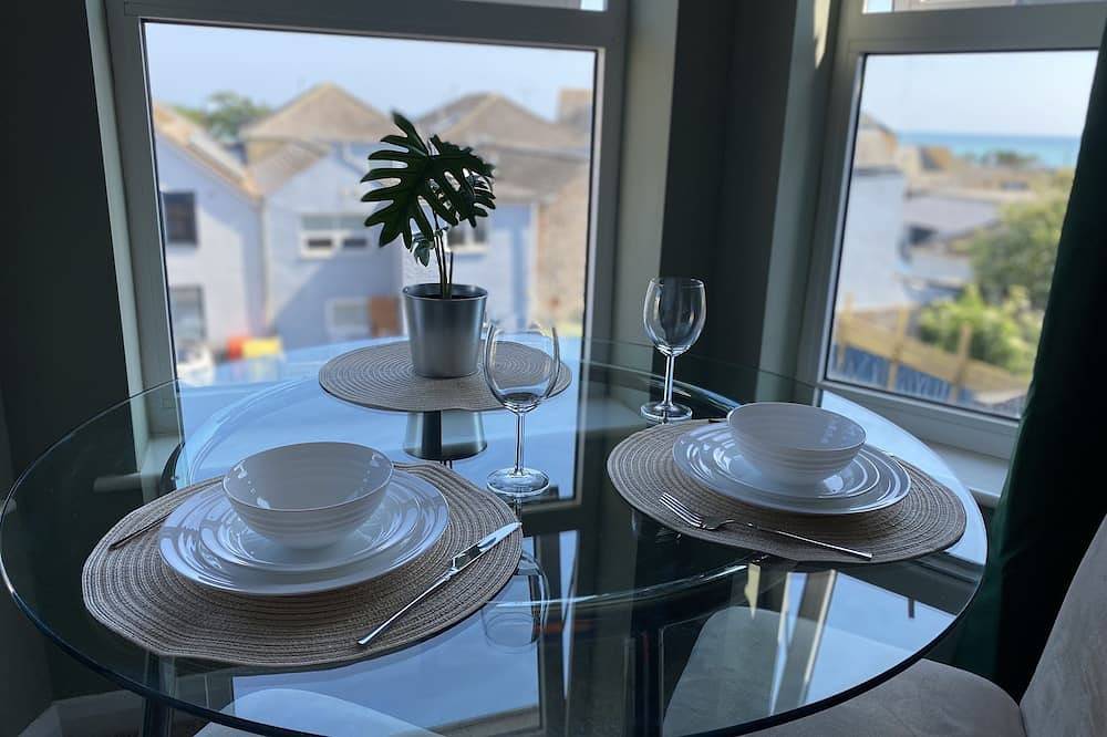 Entire apartment, Beautiful central studio flat in town with sea views & parking. Pet friendly. in Bognor Regis, West Sussex