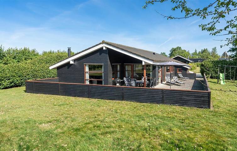 Ferienhaus für 8 Personen, mit Terrasse und Whirlpool sowie Garten und Sauna in Pøt Strandby
