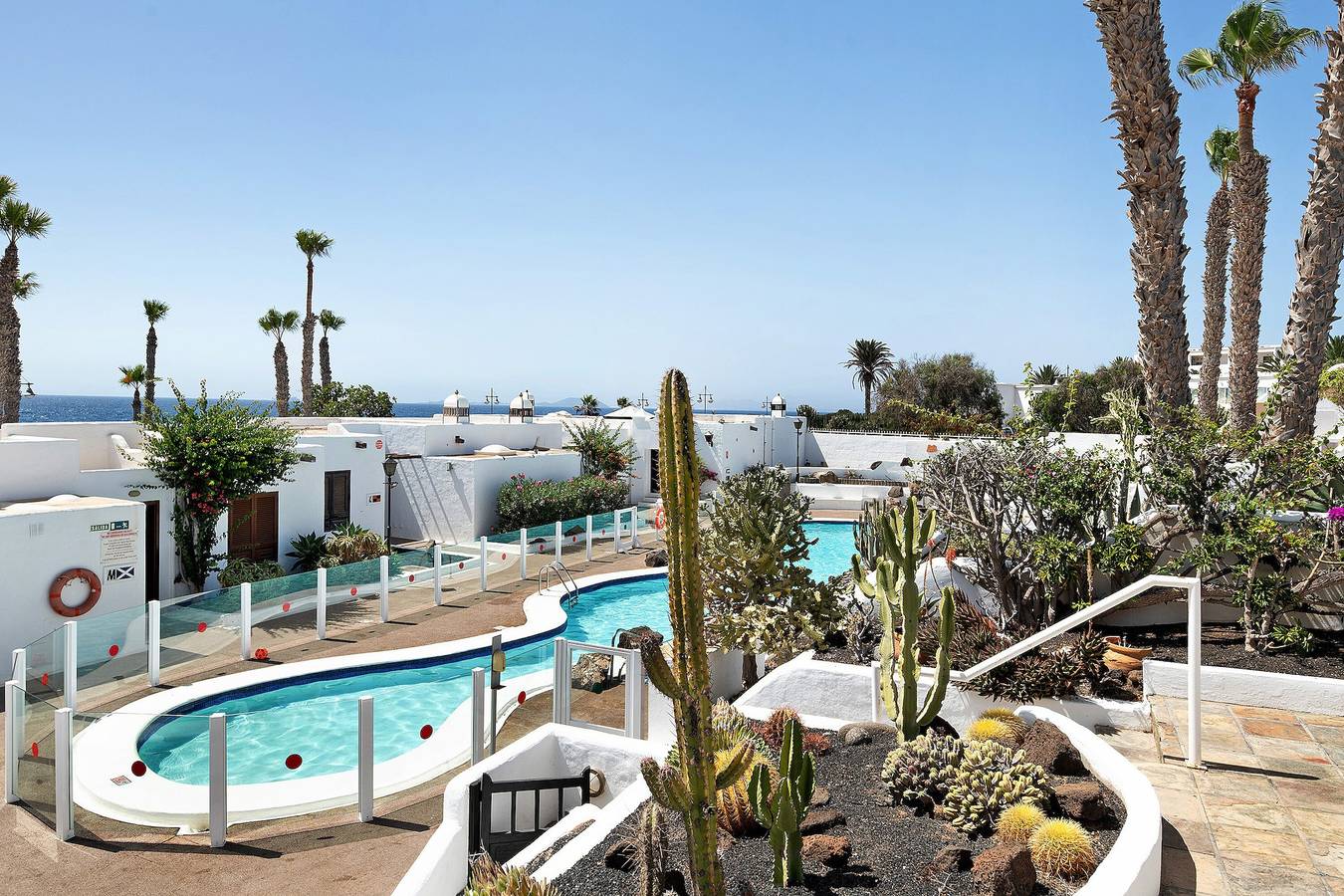 Apartamento entero, Vacaciones 'Puerto Chico 6' con vistas al mar, piscina compartida y Wi-Fi in Playa Blanca, Yaiza