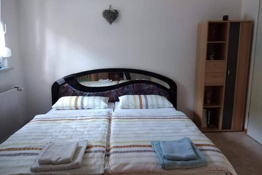 Ganze Wohnung, Die Wohnung verfügt auf Ihren ca. 40 qm Wohnfläche über ein Schlafzimmer mit Doppelbett und eigenem Bad sowie einem weiteren Zimmer mit einer Küchenzeile. in Gräfenhainichen, Dessau-Wörlitzer Gartenreich