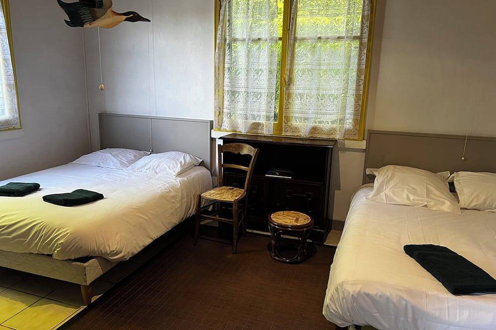 Chalet on the edge of the Moutiers lake, peaceful greenery, sleeps 4 in Moutiers-en-Puisaye, Auxerre und Umgebung