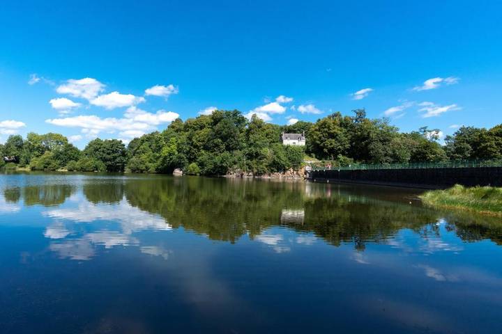Location de vacances pour 15 personnes, avec Balcon et Terrasse ainsi que Vue et Vue sur le lac à Allineuc