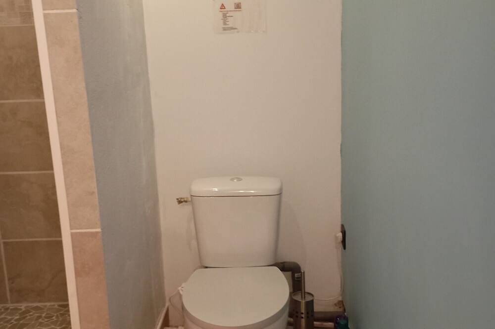 Entire apartment, Studio \"Villa Loriol du Comtat\" with Shared Pool and Private Terrace in Loriol-du-Comtat, Vaucluse