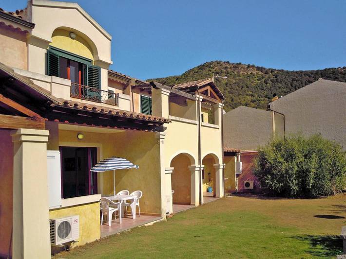Appartement entier, Maison Vue Collines Jardin in Chia, Domus De Maria